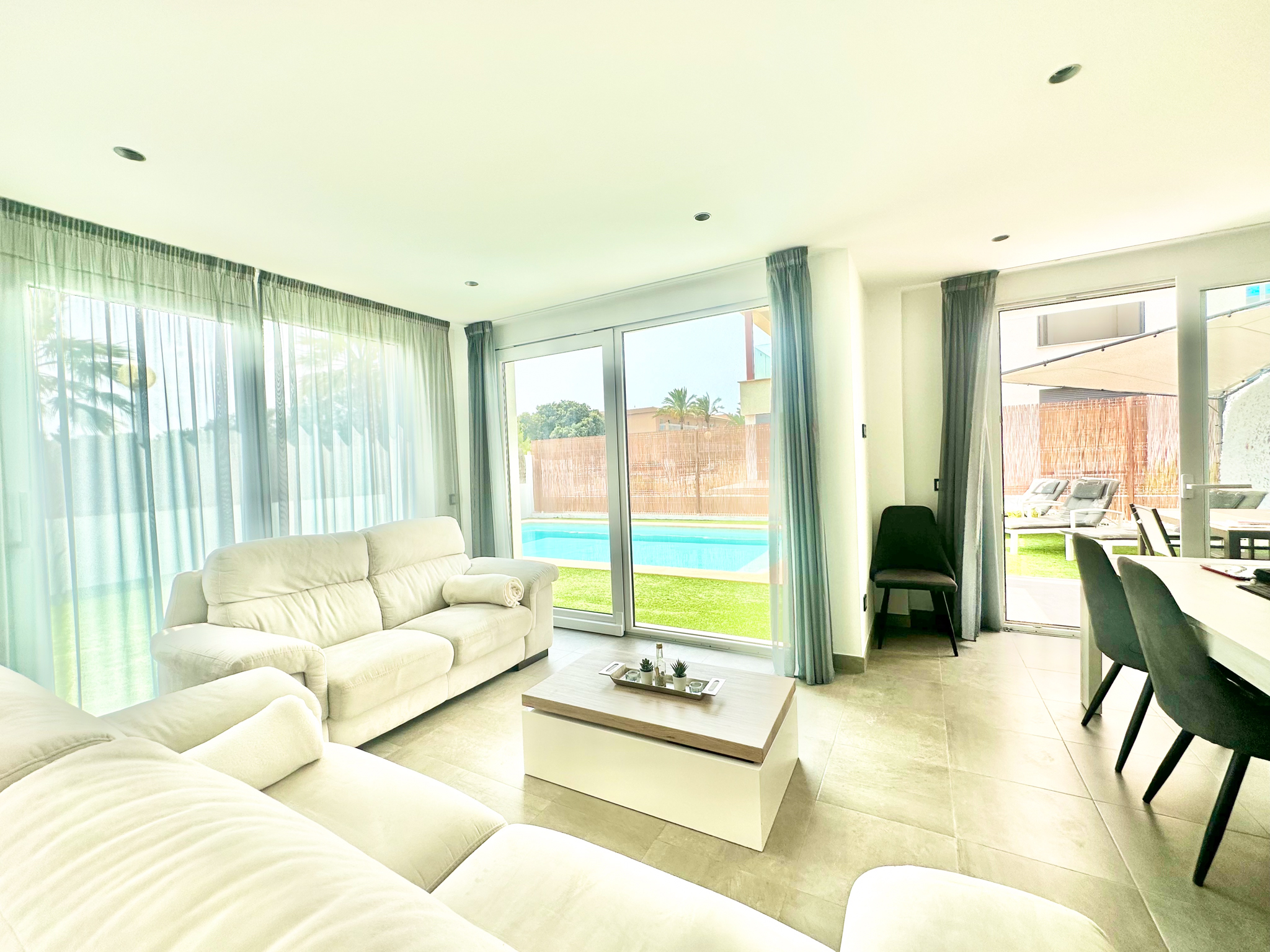 Villa moderna con piscina en zona tranquila a poca distancia de la playa.