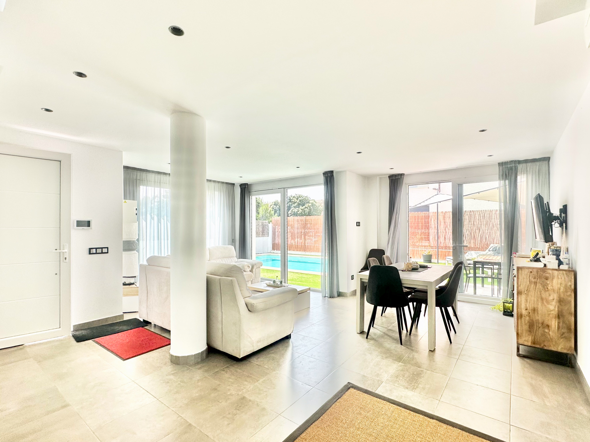 Villa moderna con piscina en zona tranquila a poca distancia de la playa.