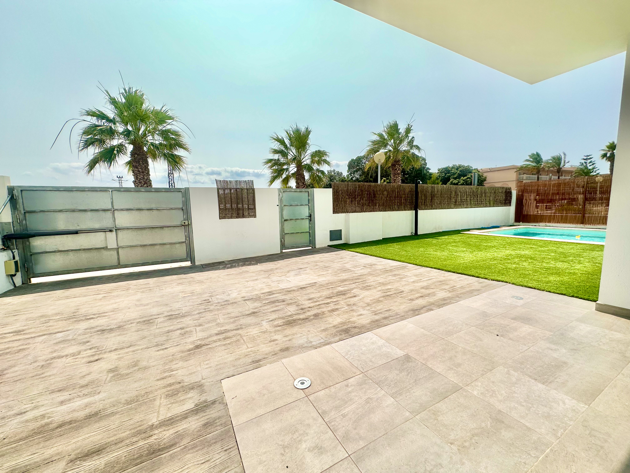 Villa moderna con piscina en zona tranquila a poca distancia de la playa.