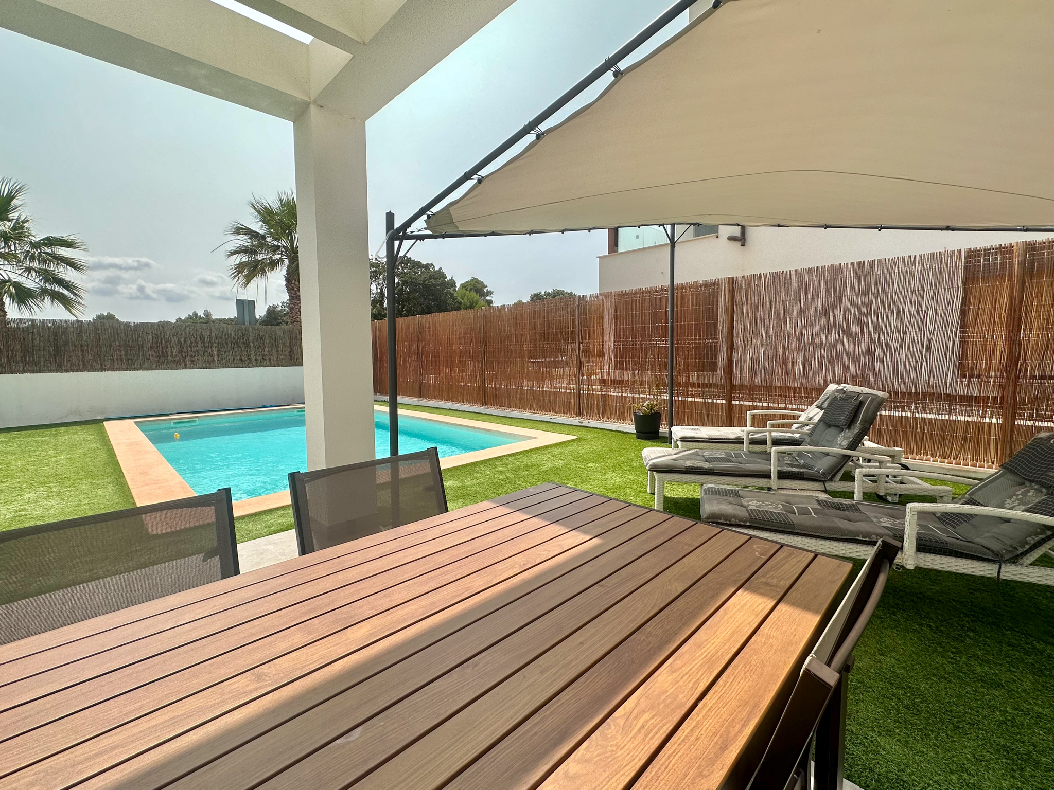 Villa moderna con piscina en zona tranquila a poca distancia de la playa.