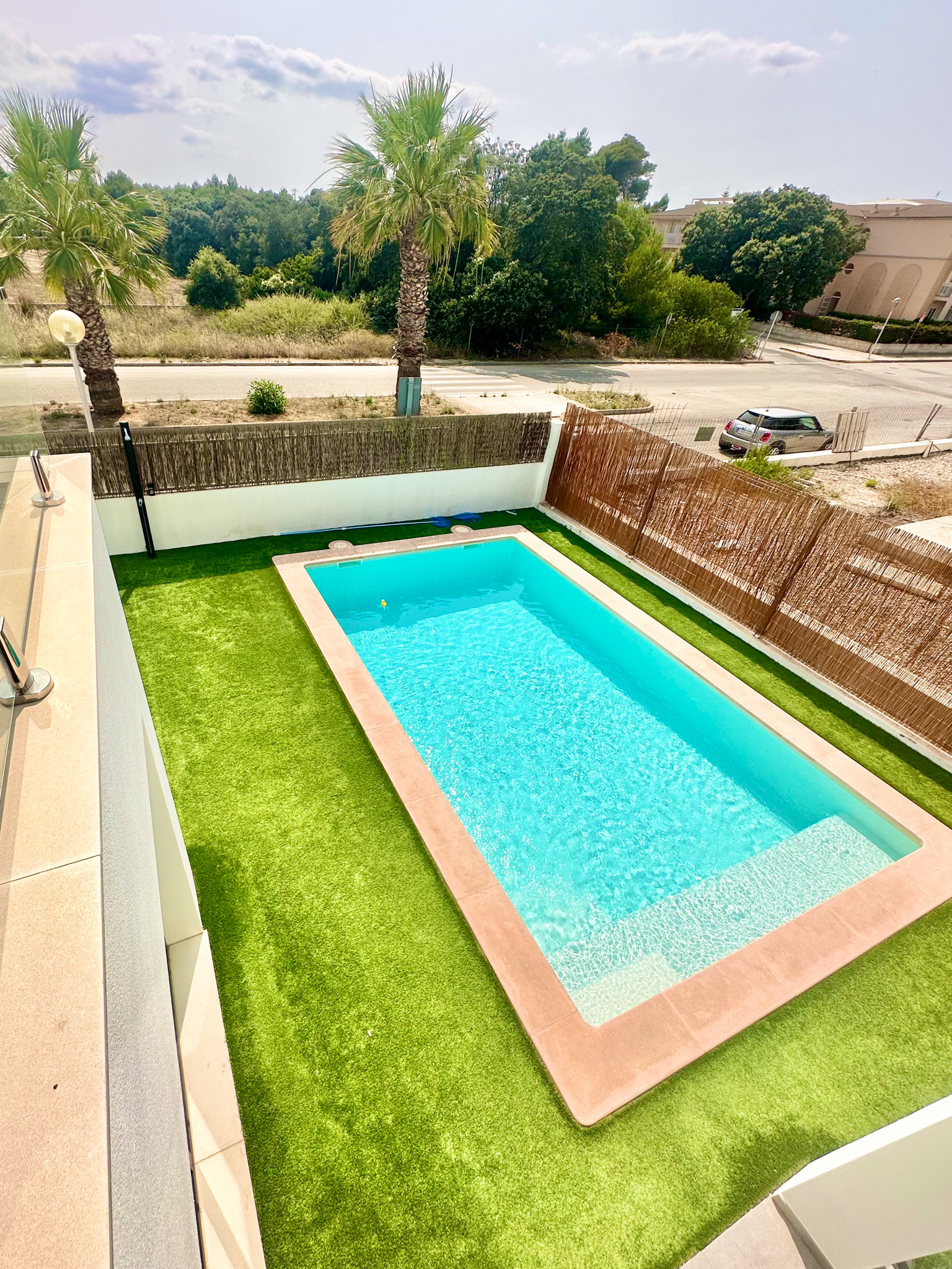Villa moderna con piscina en zona tranquila a poca distancia de la playa.