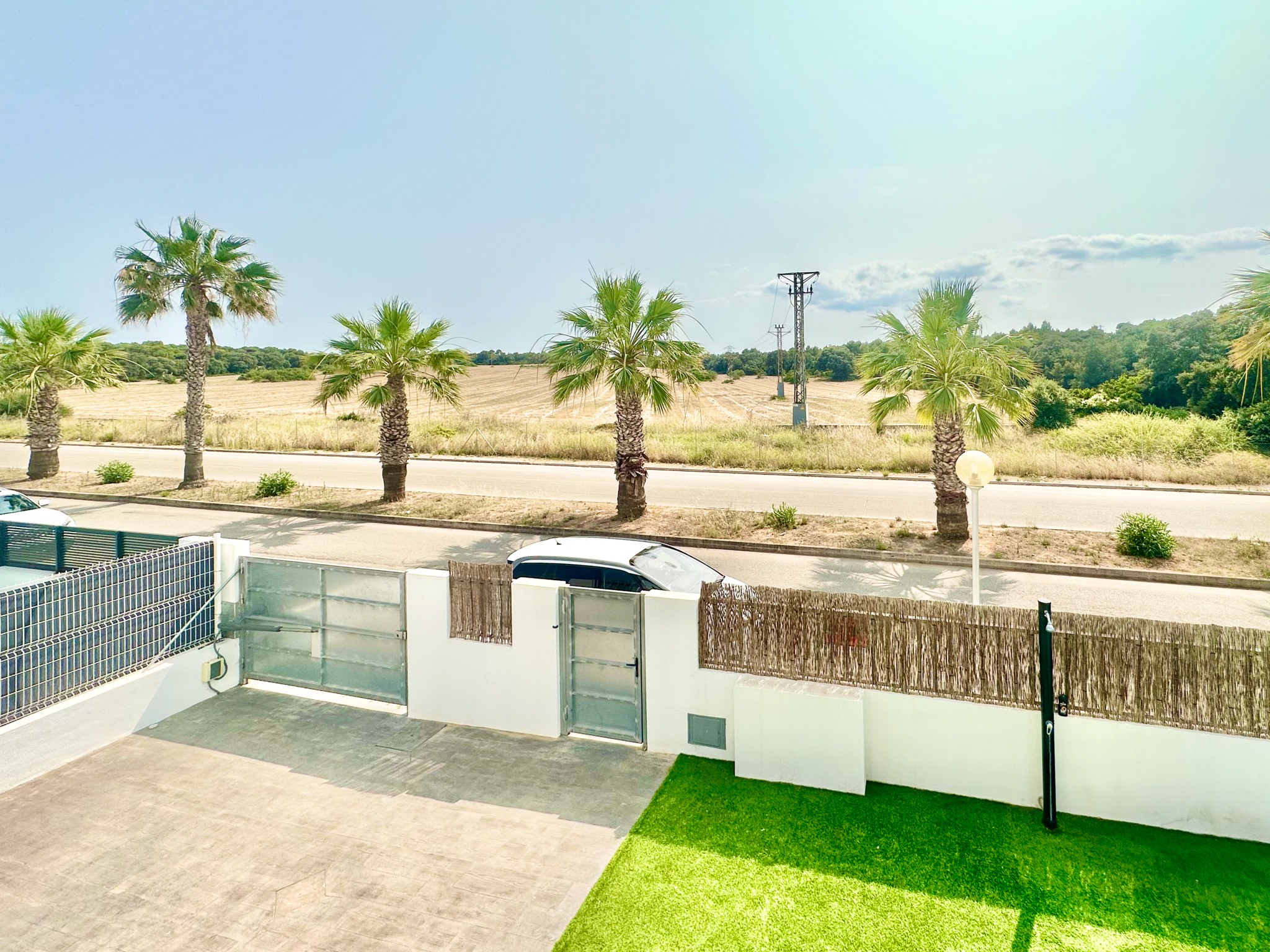Villa moderna con piscina en zona tranquila a poca distancia de la playa.